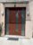 Photo réalisation Pose d&rsquo;une porte d&rsquo;entrée aluminium marron, avec inserts décoratifs en inox, insert vitré vertical, et 2 tierces fixes vitrées latérales, à Chaponost