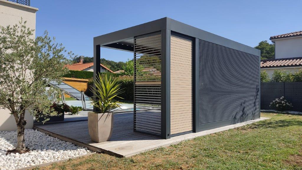 pergola bioclimatique avec panneaux coulissants